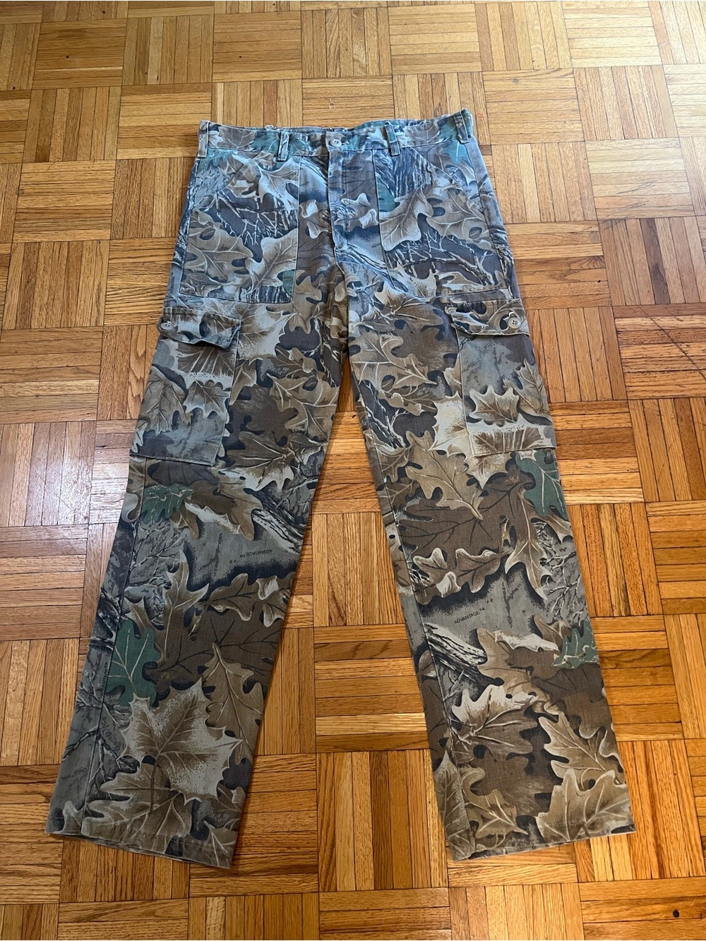 Trending Cargo Men's Leaf Camo Cargo Pants - size 35